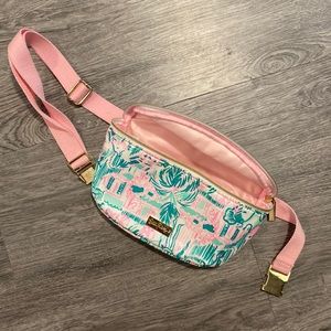 Free gift given to a buyer - Lily Pulitzer fanny pack